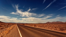 蓝天白云下的沙漠公路