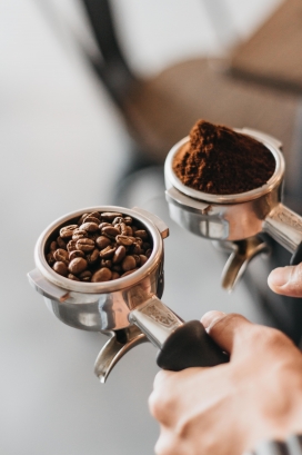 高清晰手握咖啡豆与咖啡粉