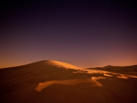 高清晰夜空下的沙漠壁纸