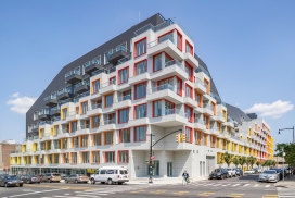 Rheingold豪华公寓大楼-一个位于布鲁克林拥有色彩缤纷窗框层叠式露台的建筑