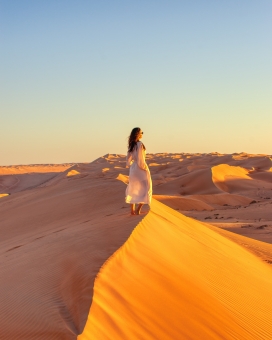 漫步在沙漠山的睡衣女人