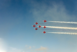 演习中排列整齐的红色飞机