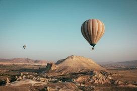 荒漠上的热氢气球