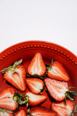 新鲜切成两半的草莓