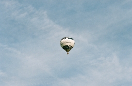蓝天中的氢气球