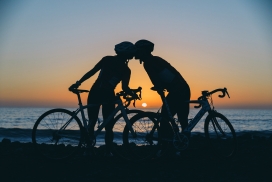 夕阳下海边的自行车伴侣