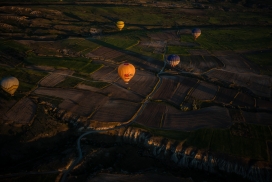 平原上空的热氢气球