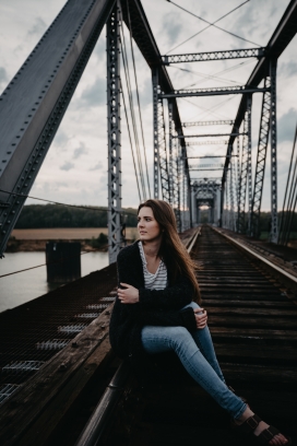 坐在铁轨桥看风景的女子