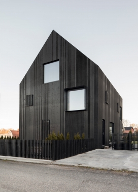 瑞典被熏黑木头包裹的现代别墅