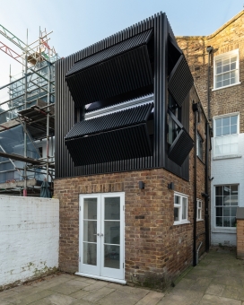 英国13平米动态黑盒公寓