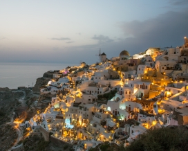 灯火阑珊处的希腊爱情海小镇