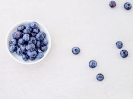 新鲜表皮带白霜的蓝莓