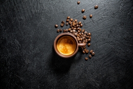 黑石板上的咖啡与咖啡豆