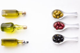 小瓶装的橄榄油与水果罐头