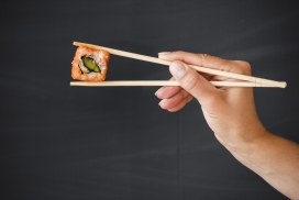 筷子上的三文鱼寿司