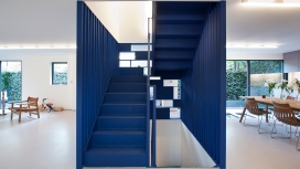 将蓝色钢制楼梯插入的伦敦房屋