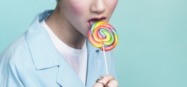舌舔彩虹棒棒糖的女子