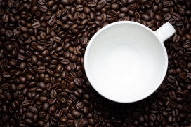 黑色咖啡豆与白色杯子