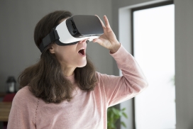 VR眼镜中发现惊讶的女性