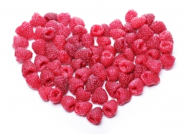 排成爱心拼图的茅莓