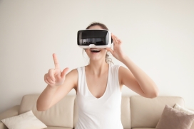 着迷的VR眼镜女人