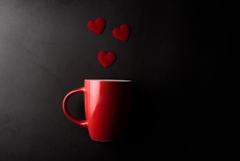 红色茶杯上的红色爱心