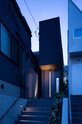 日本狭长简约的L型房屋
