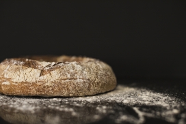 沾满干粉的面包