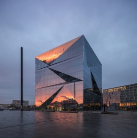 德国柏林立方三角折射立面智能建筑