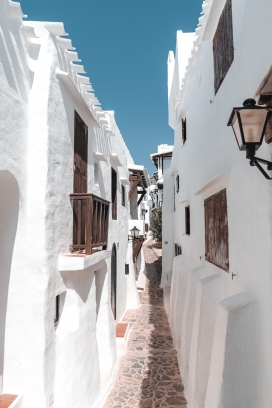 希腊爱情海浪漫白屋的狭窄街巷