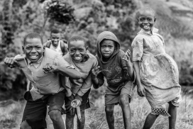 快乐的非洲儿童黑白图片
