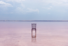 湖中的椅子