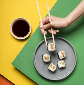 手拿筷子夹日本寿司的图片