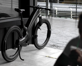 采用时尚设计，具有无轮毂和指纹锁的未来派电动自行车