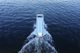 这艘9米长的日本船外形像一个拉链，可以在水中快速移动，一分为二！