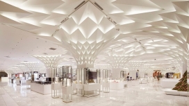 叶形铝天花板的东京百货公司