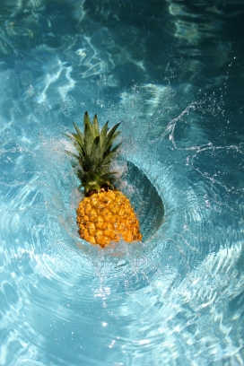 掉入漩涡水中的菠萝水果