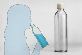 将双瓶水和吸管结合在一起的瓶子