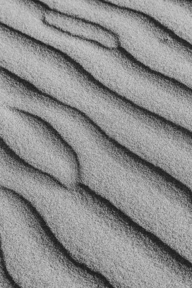 层叠的沙田黑白图片
