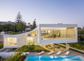 葡萄牙600平米的白色U型宅