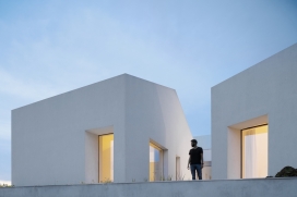 葡萄牙花岗岩上350平米纯白院房屋住宅设计