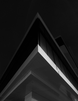 黑色三角屋建筑