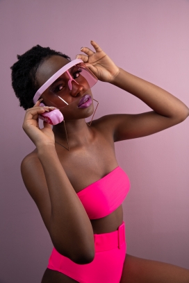 戴粉红眼镜的非洲女子