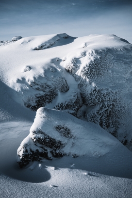 冬季白皑皑的雪山图片