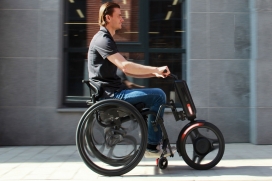 可夹在传统轮椅上以20 km / h速度运行的时髦电动自行车