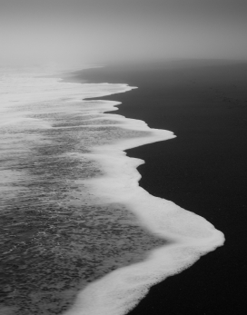 沙滩海域黑白风景图片