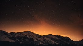 高山上的晚霞星空图