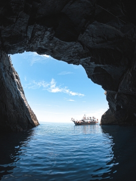 洞穴中的帆船