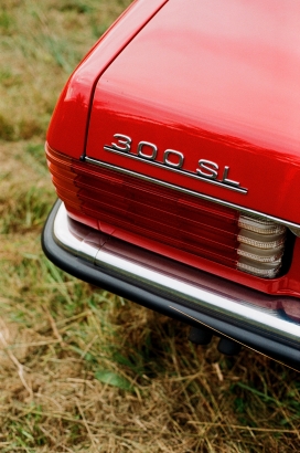 红色复古奔驰300SL汽车尾部图