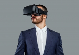 头戴VR科幻眼镜的商务男子
